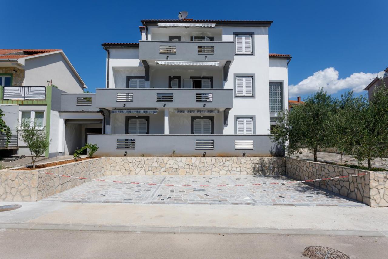 Apartments Lacic Крк Екстер'єр фото