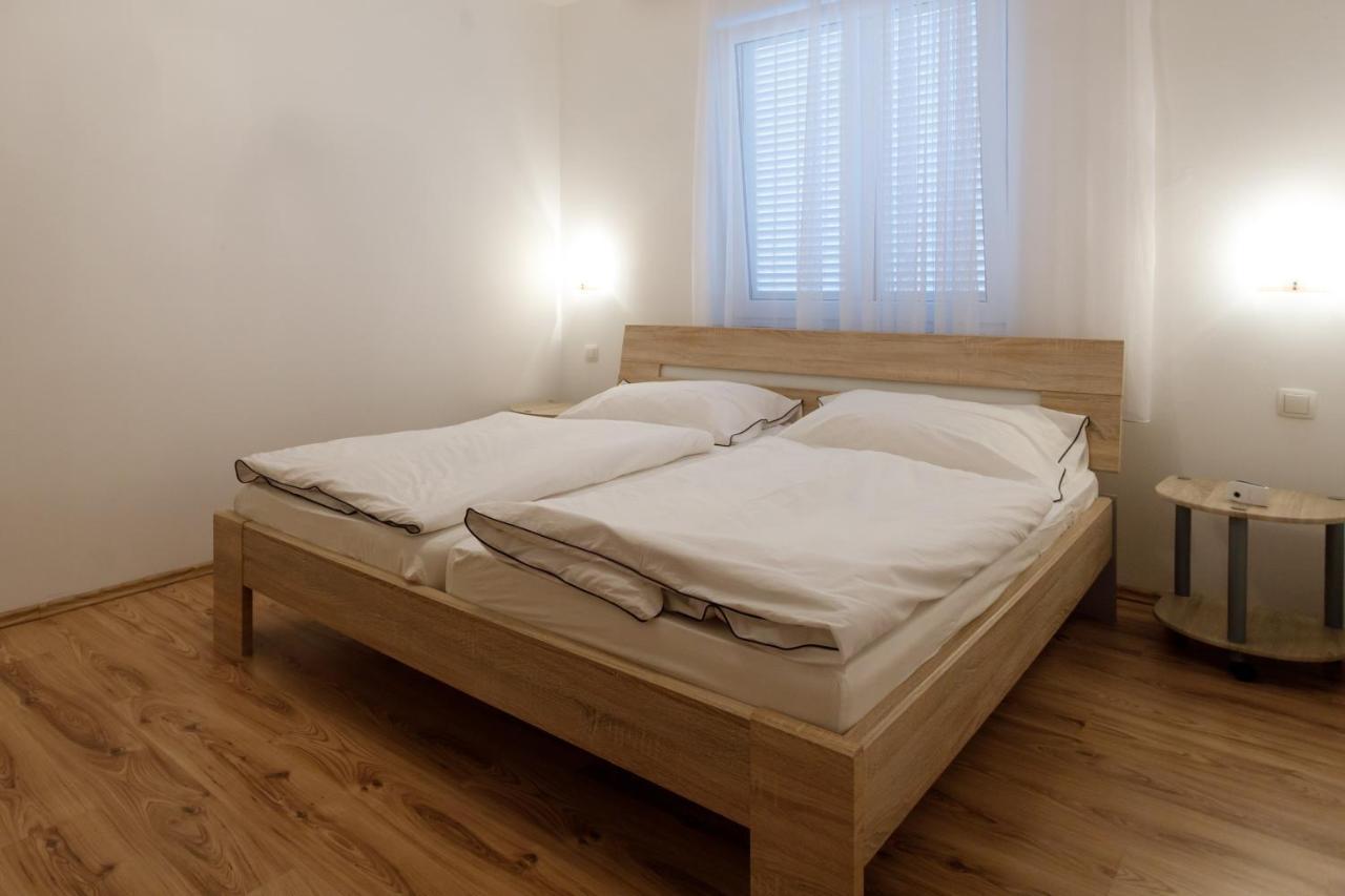 Apartments Lacic Крк Екстер'єр фото