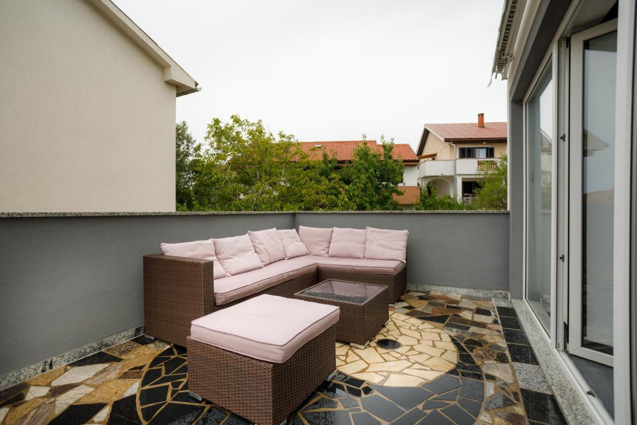 Apartments Lacic Крк Екстер'єр фото